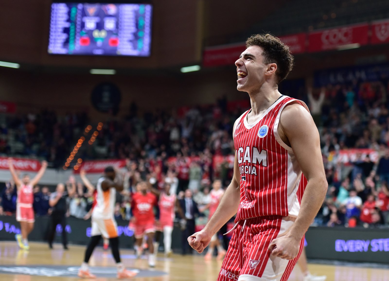 Jugadores entrenando en el Campus DG